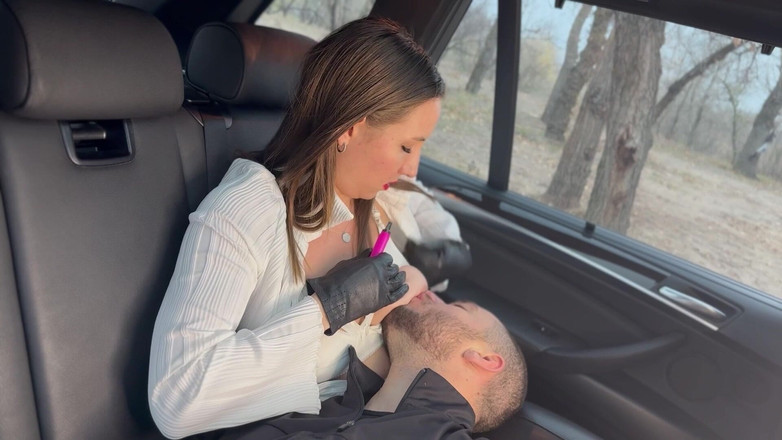 Hottie goddess: 在车里妈妈的命令中哺乳期