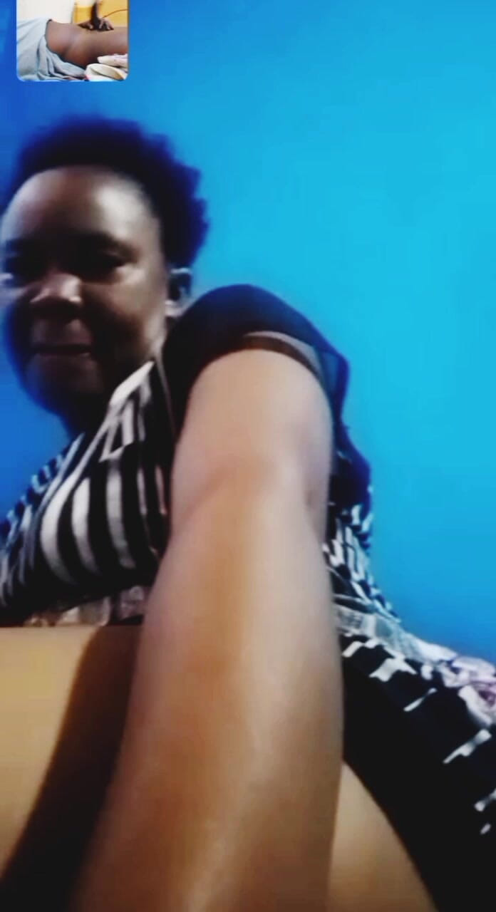 Me and my new slut: Geile stiefmoeder masturbeert via videogesprek deel 1