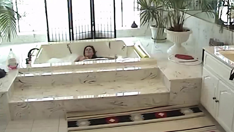 Amateur Pornos XXX: Horny Bathtub Blowjob Slut Sucks Cock Deep in Foam