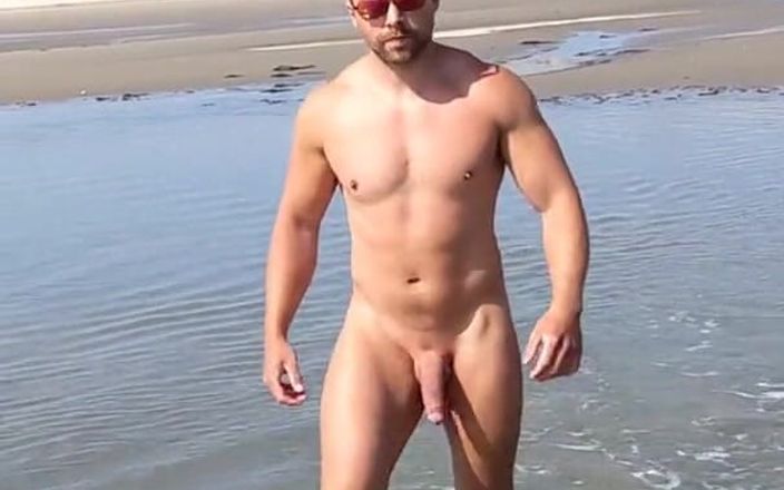 Mr Britain X: Playa nudista con polla grande - Mrbritainx