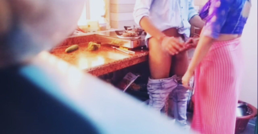 Teensex: Keukenverrassing voor hete Bhabi.