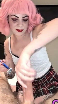 Puta cosplay brasileña chupa desordenada y afeita la polla