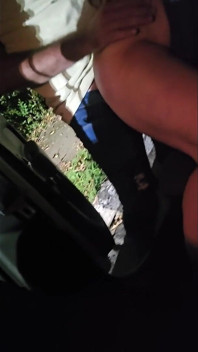 Yaptığına inanılır gibi değil. Yaramaz ateşli evli kadın yaraklı erkekle sikişiyor
