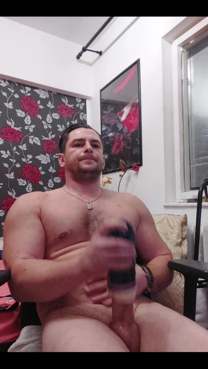 Michael Ragnar: Я жестко мастурбую фонариком