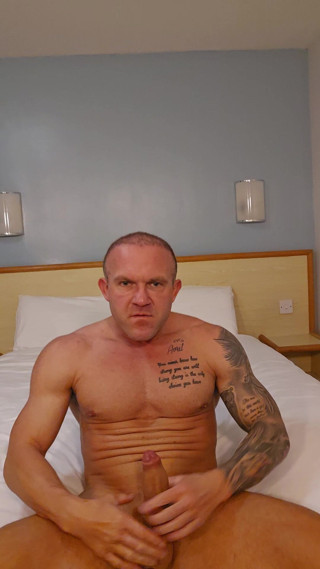 Troy White UK: Huge Cock Huge Cumshot Solo!