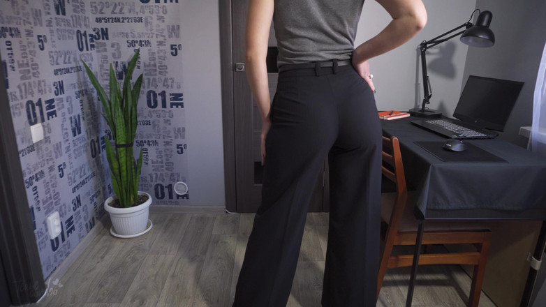 Teasecombo 4K: Spodnie sekretarki zbyt ciasne, więc rozdzierają otwarte