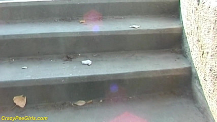 Crazy pee girls: Peeing on outdoor stairway
