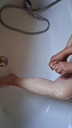 Tvätta smutsiga fötter i badkaret