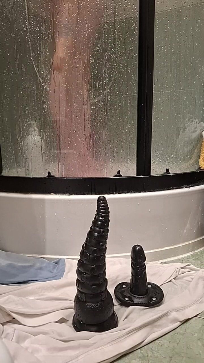 Milifalcon: Saya mencuci dildo saya dan diri saya sendiri oh sangat...