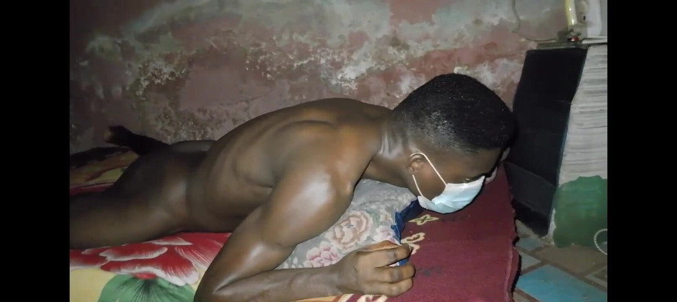 Masturbator emmy: 침대 험핑을 선호하는 바비 존슨