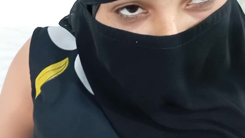 Dearshivani: Cette fille en hijab adore sucer des bites et sa...