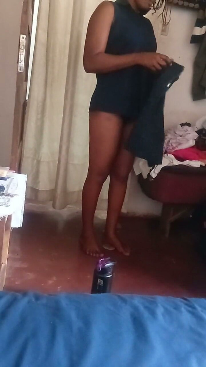 Dericky22: Une brune africaine naturelle montre tout dans sa chambre