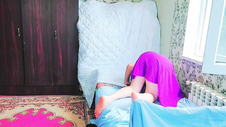 Kitty_Cross: 壁にもたれかかり、照れ笑いを浮かべる優しいトランスの女の子