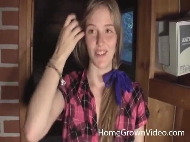 Homegrown Anal Sex: Evelina faz anal profundo na sauna