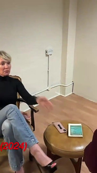 Leżąca uczennica dostaje pasy