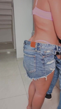 Mein mann kommt nach einem langen tag bei der arbeit an und wir nutzen die gelegenheit, wilden sex in der küche zu haben
