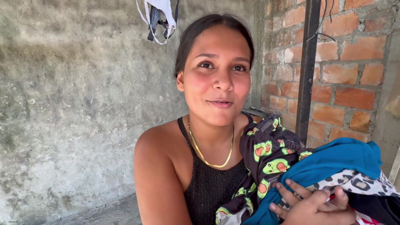 EMY_AND_JONH: Mi vecina cachonda le pido que me lave la ropa...