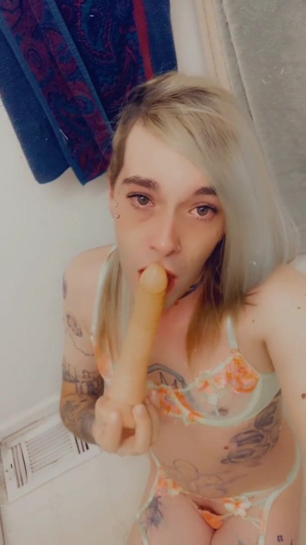 CarmenMelatonin: Gata sexy de biquíni quer chupar você