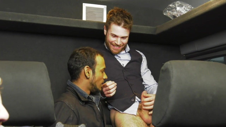 INTERRACIAL BAREBACK SEX: 파리의 버스에서 오지는 갱뱅 3