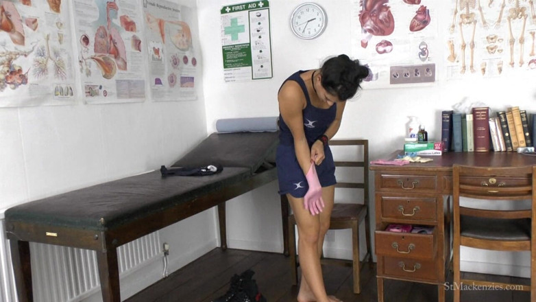 St Mackenzie's Archive: Roxy Strips &amp; Bermain Dengan Sarung Tangan Lateks