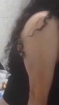 Arkadaşımın annesi porno videolarımı gördü ve bana sakso çekmeye karşı koyamadı ve onu lezzetli bir şekilde siktim!! Onu çok tatmin edici bir şekilde bıraktım