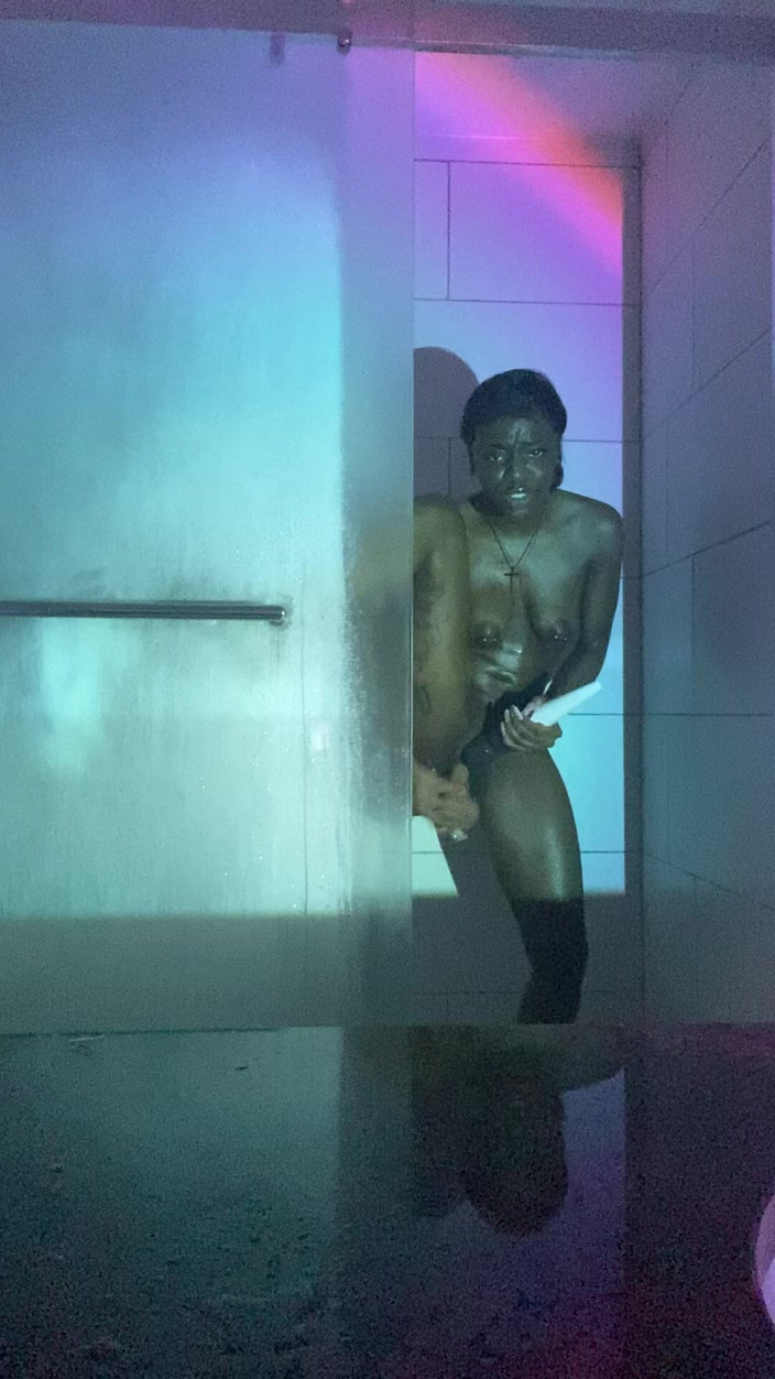 Majesty Nasty: エボニーはこっそりシャワーに入って彼女のアソコで遊ばなければなりません