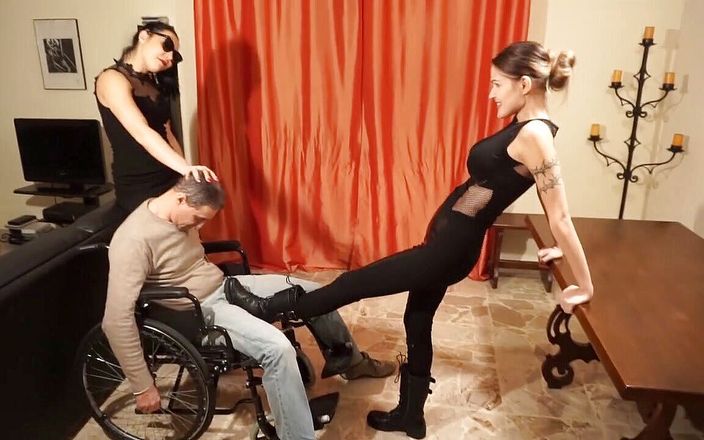 Lady Mesmeratrix Official: Lydig slav i rullstolen blir dålig spanking från 2 grymma dominatrix