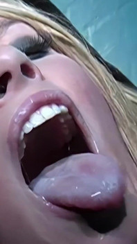 Charley holay si cewek super semok pecinta sperma di-threesome sama pria kulit hitam kontol besar