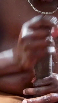 Bombasse à gros nichons, pipe en POV et branlette, énorme bite