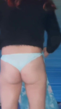 Tachinare în pantalonii Mei Buiseness white și tocuri roșii dezbrăcându-mă la chiloți