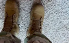 Un soldat se branle dans des whities étroits et son costume d'avion