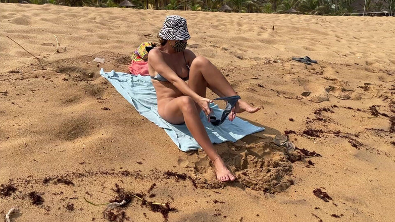 Batty Lux: Blondă cu sâni mari plimbă și se bronzează goală