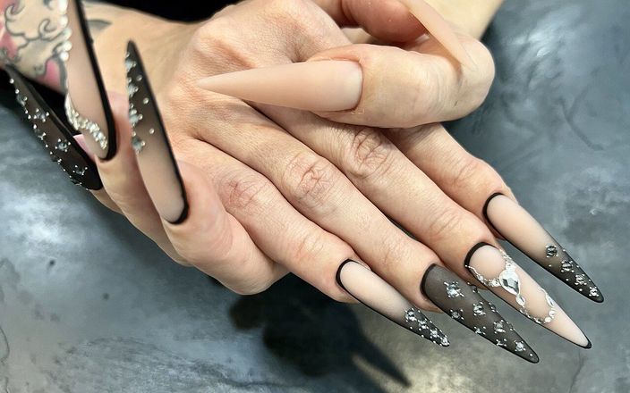 Julia domaina: 长指甲，更长和新的形状，点击和手指收缩