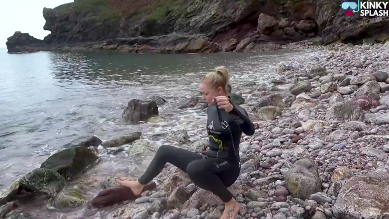 UKCuteGirl Lucy Lauren: Neoprene sapık denizde ıslak ve ağzı tıkalı