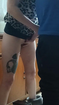 Il mio patrigno arrapato non vedeva l'ora di scopare di nuovo la mia figa perfetta