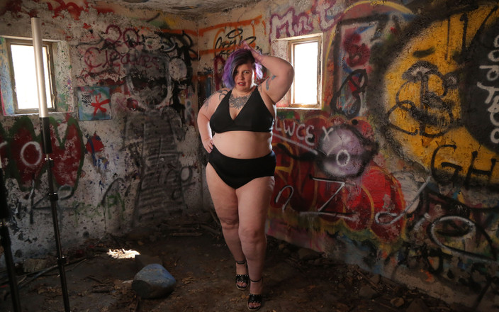 Miss quinn Cater: Bunker in spiaggia