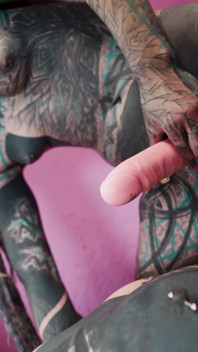 Tatuerade alt -tjejer som har vild lesbo kul med rem på