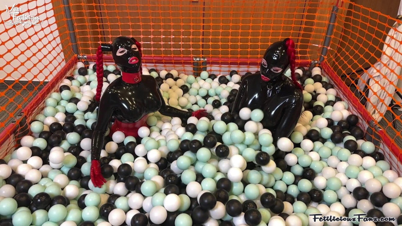 Miss_Fetilicious: Die eiergrube in voller gummi