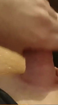 Une très grosse bite avec une énorme bite non circoncise joue et envie sa propre bite entre ses propres mains