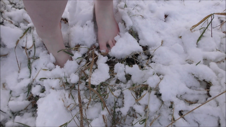 Mxtress Valleycat: A piedi nudi nella neve