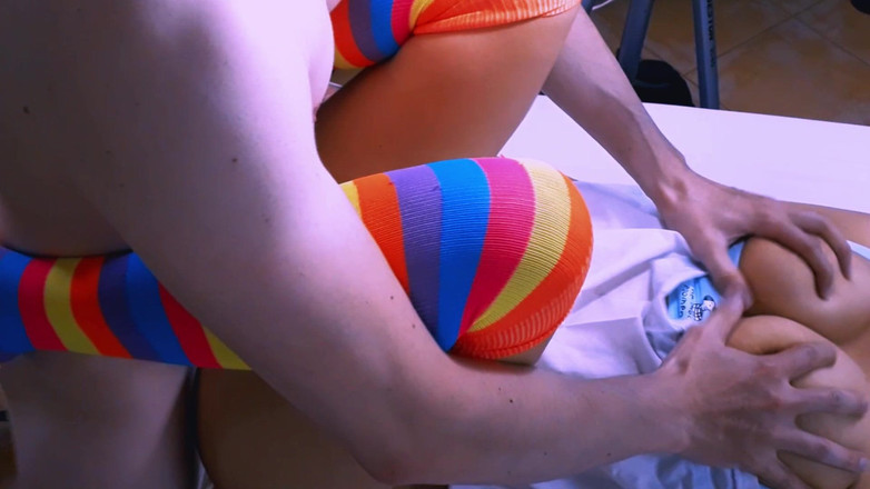 Ellie pink: Молода жінка зі спокусливим виглядом і пишним тілом відвела свого коханця в квартиру, яку вона здає в оренду на одну ніч