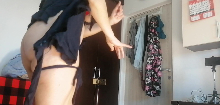 Mirsur: Amatör fru dansar naken hemma. Amatörkvinna har kul att prova...