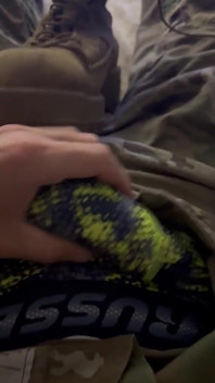 Americký armádní voják si honí v uniformě a stříká na jeho spodní prádlo