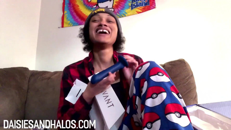 Daisiesandhalos: Unboxing my dildo