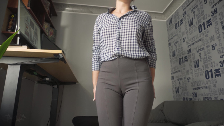 Teasecombo 4K: Stoute secretaresse verleidt je met haar cameltoe in een strakke...