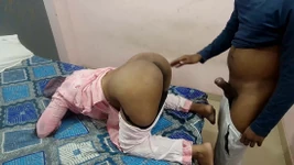 डॉगी स्टाइल में लेटी आंटी, पड़ोसी लड़के ने पैंटी खींची और चूत में लंड डाला