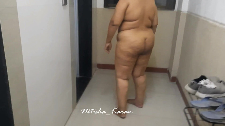 Karan Nitisha: 기차에서 고아를 빨아