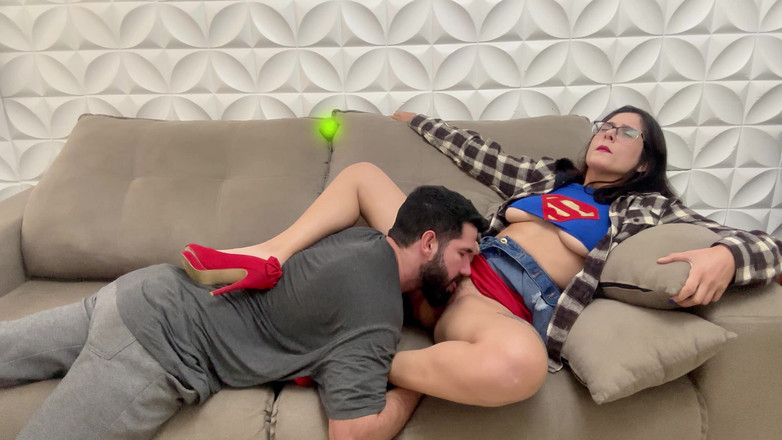 Shamelesscouple: Supergirl scoperta, è ora di mangiare la sua figa