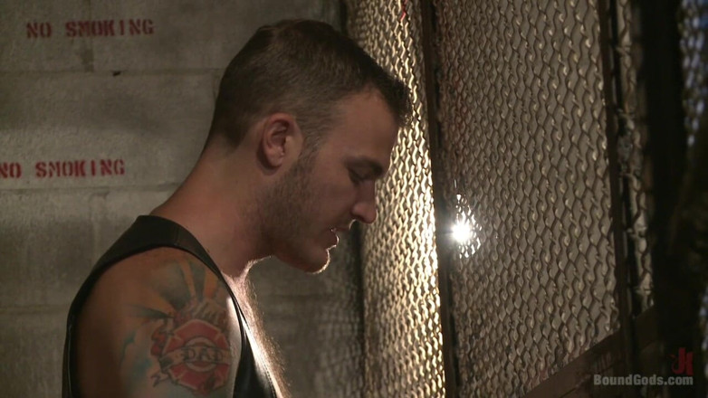 Bound gods: Christian Wilde golpea la obediencia en una esclava bocada