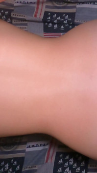 ¡Me follo a mi hermanastra y me corro en sus pequeñas tetas!